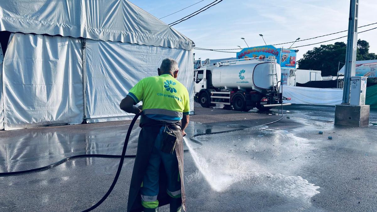 Un empleado de Valoriza realiza tareas de limpieza en el recinto ferial.