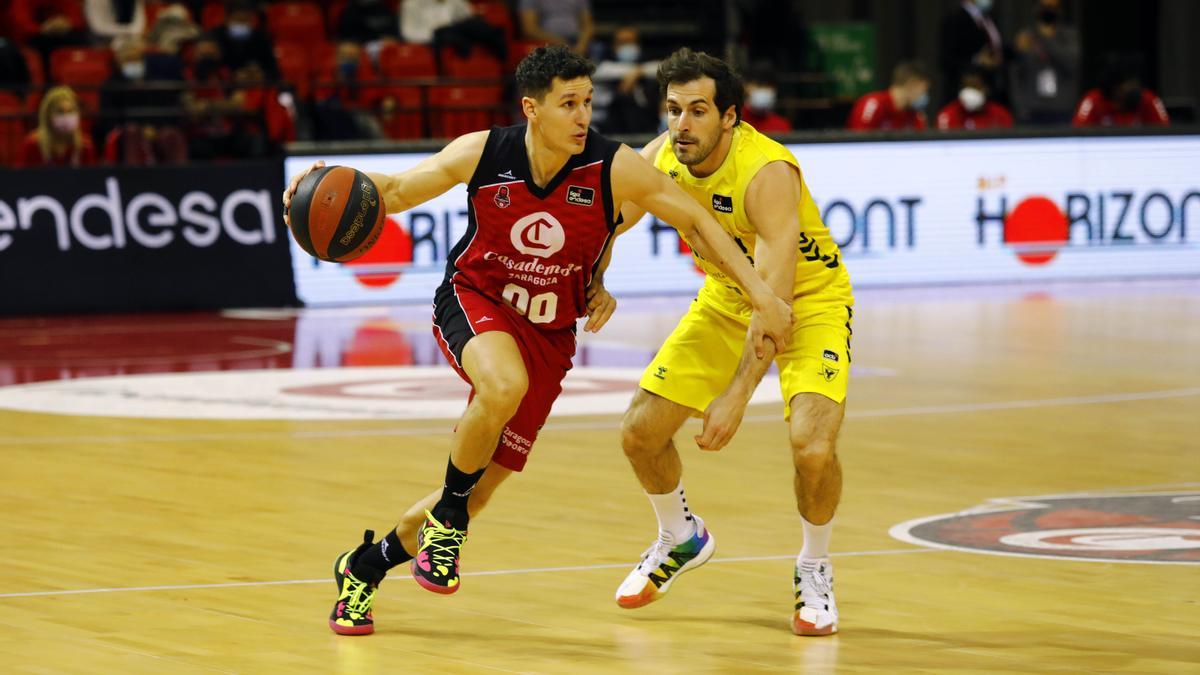 San Miguel avanza ante la defensa de Bellas en el partido contra el UCAM Murcia.