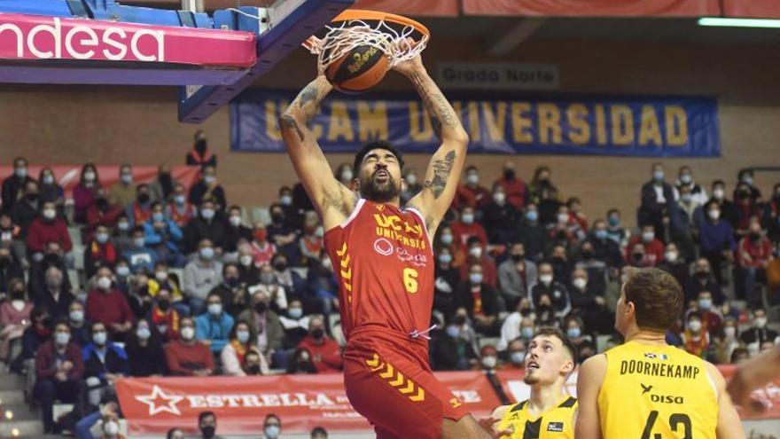 Augusto Lima, uno de los jugadores más destacados ayer del UCAM Murcia, tras realizar un ‘alley oop’.