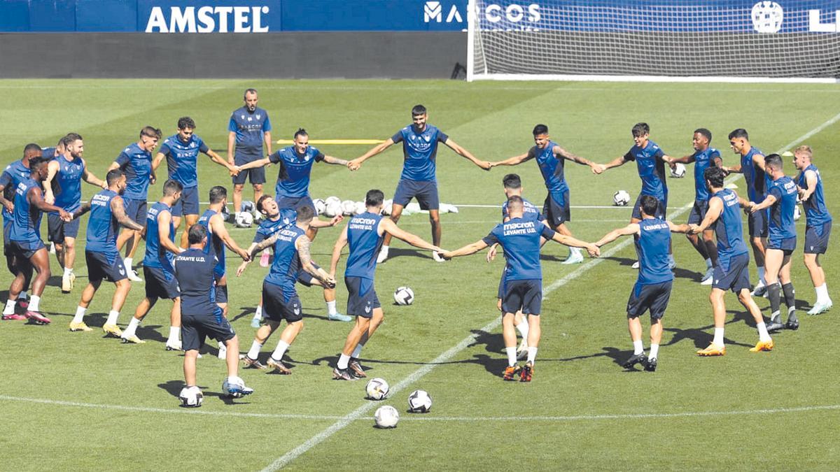 Los jugadores del Levante UD, durante un entrenamiento