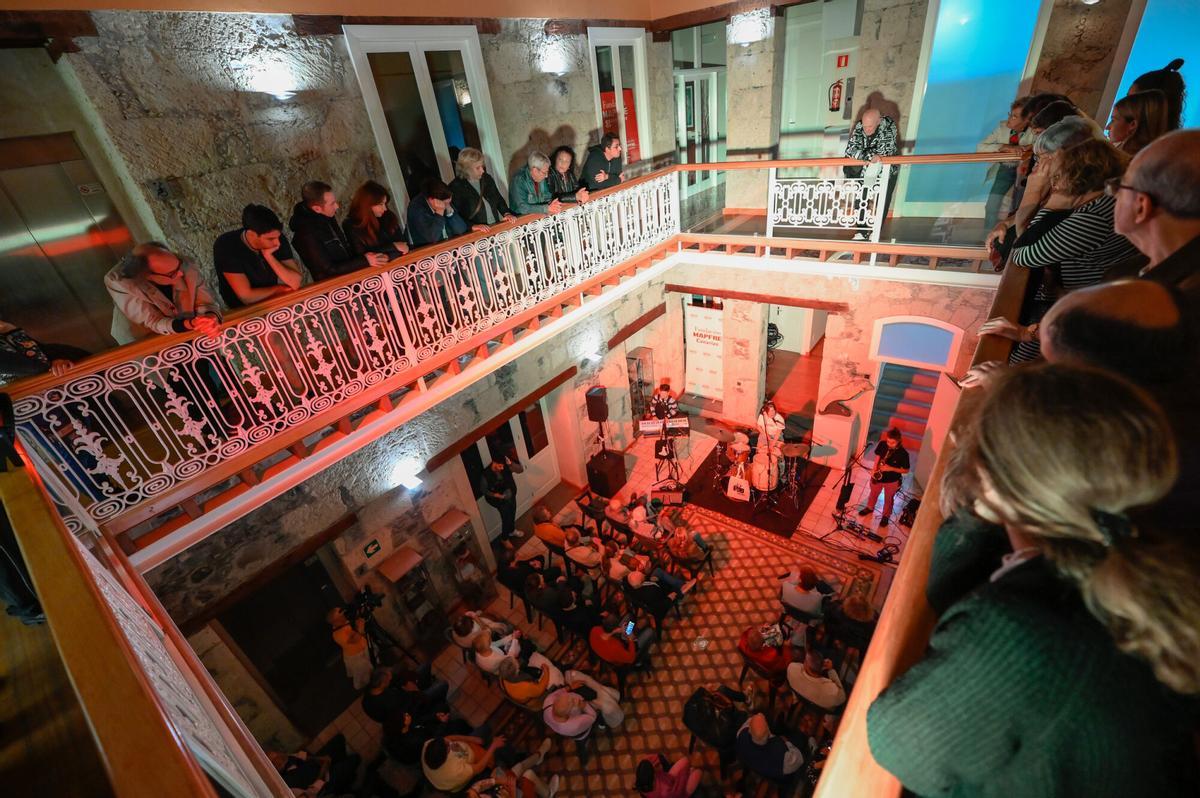 Musica en el patio de la Fundacion Mapfre de Las Palmas de Gran Canaria | Foto volcada por Jacobo Corujeira el 09/12/2025 12:16
