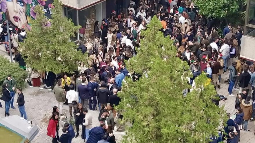 El desalojo de 500 personas de la plaza de los Maestros de Cáceres fue por botellón y porque es privada - El Periódico Extremadura El desalojo de 500 personas de la plaza de los Maestros de Cáceres fue por botellón y porque es privada - El Periódico Extremadura