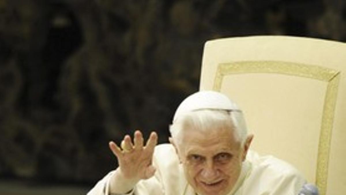 Benedicto XVI saluda a los fieles que asisten al Aula Pablo VI de la audiencia pública de los miércoles, en el Vaticano, la semana pasada.