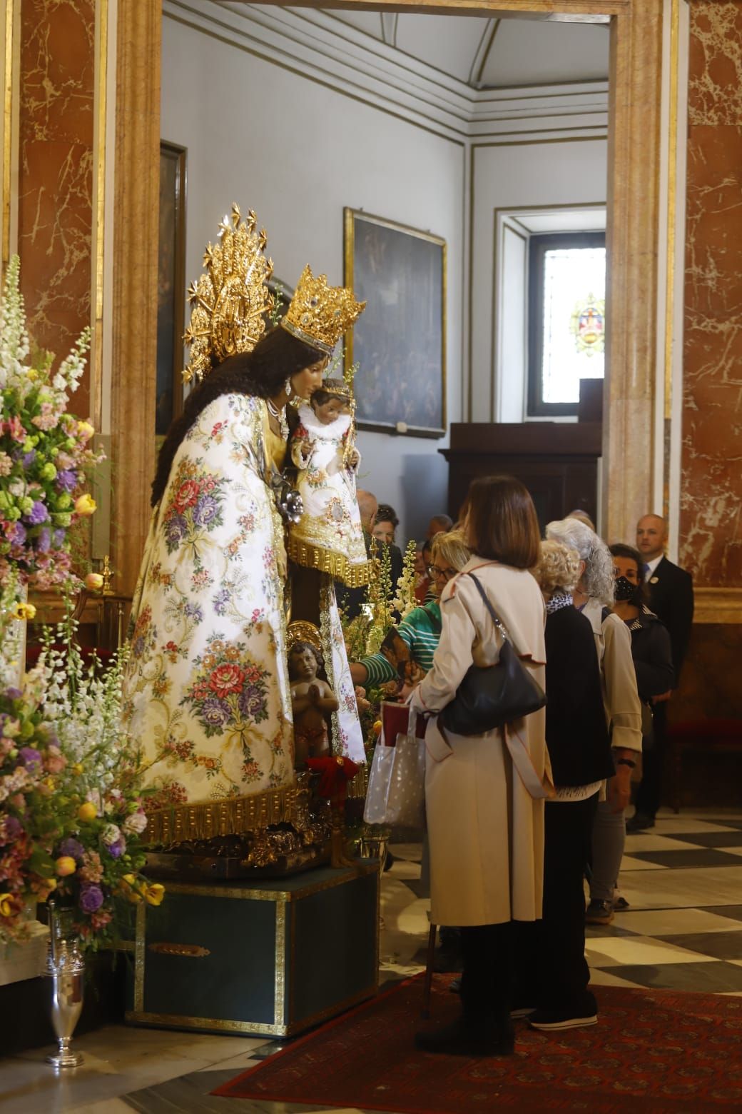 Comienza el Besamanos a la virgen pese al mal tiempo