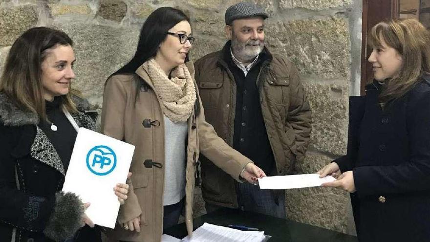 Beatriz Castro entrega su candidatura a la comisión formada por Alejandra Lamas, Marta Domínguez y Rafael Prol Caneda. // FdV