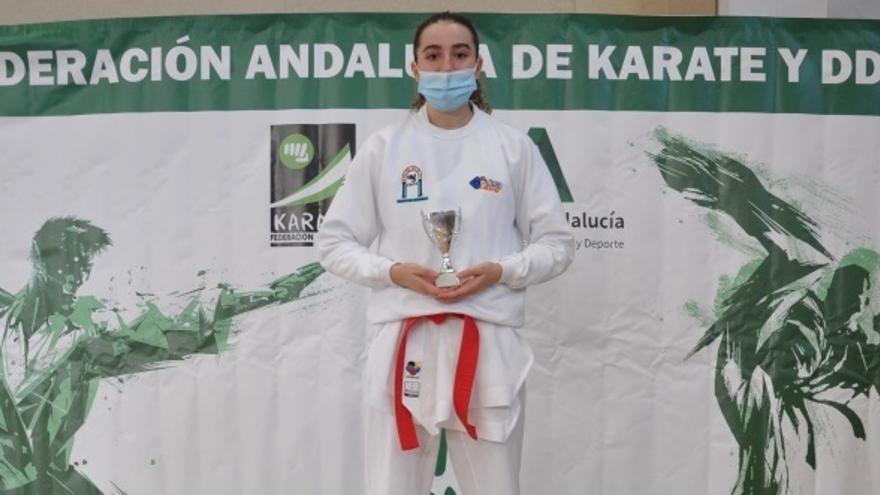 Claudia Blanco, con su trofeo conquistado.