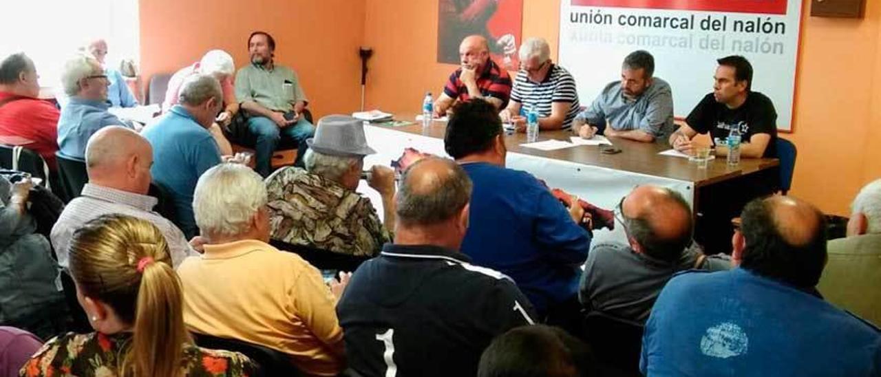 Asistentes a la charla organizada ayer por CC OO en la sede comarcal del sindicato, en La Felguera.