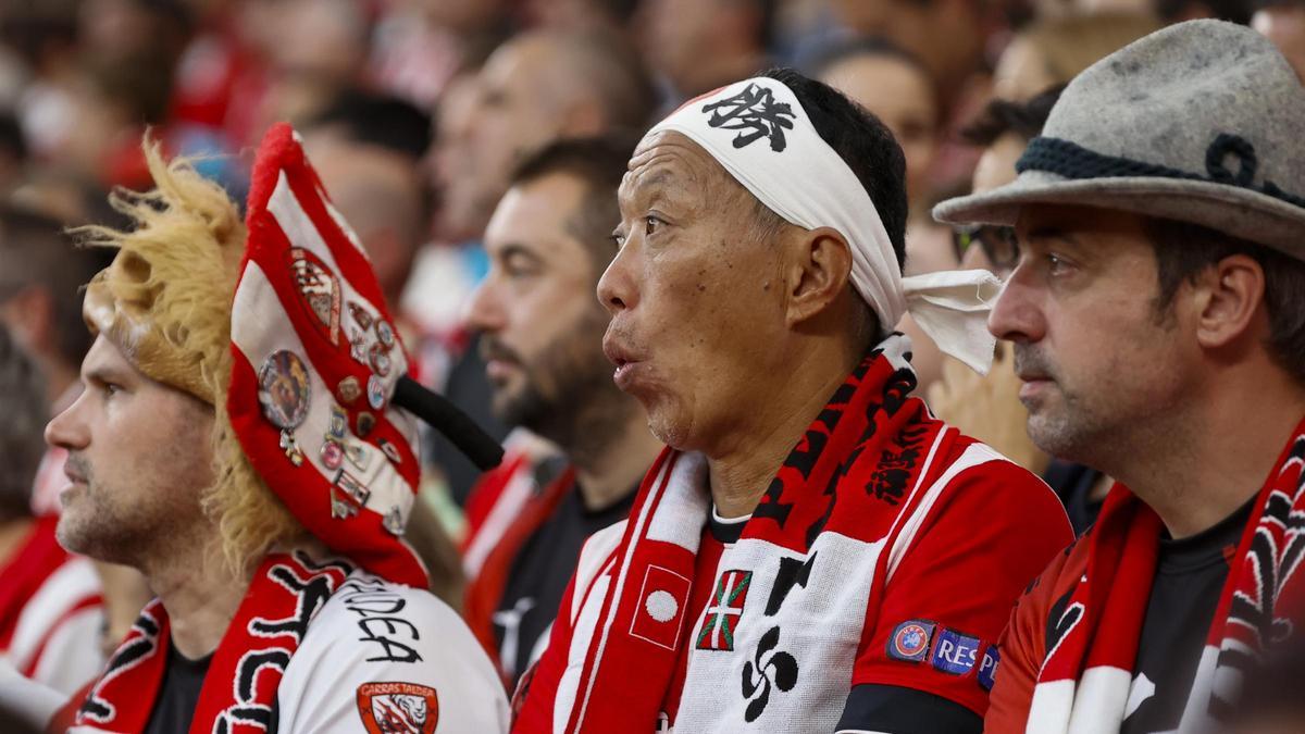 Un grupo de aficionados durante un partido del Athletic en San Mamés.