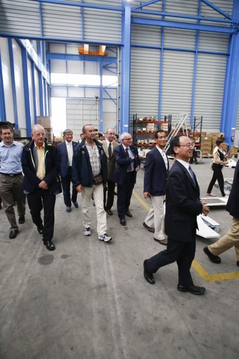 Visita de una delegación internacional a la nave de Asturfeito para un proyecto nuclear