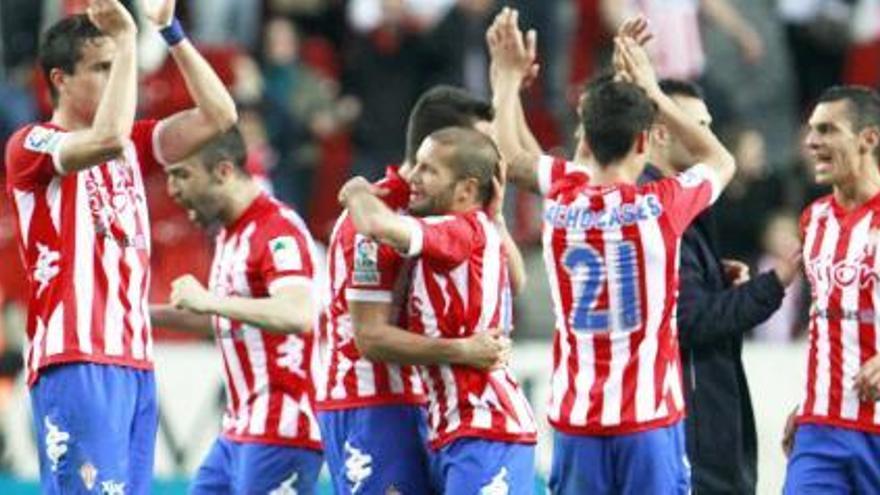 Los jugadores rojiblancos saludan al público desde el centro del campo al término del encuentro.