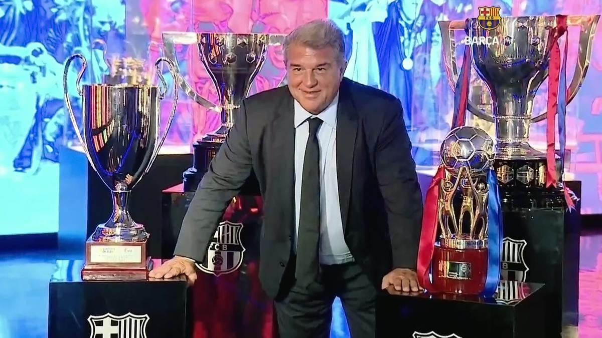 Laporta posa con los seis trofeos ligueros conseguidos por el Barça esta temporada