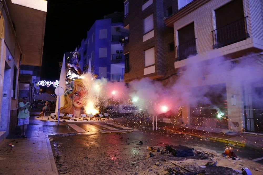 Cientos de personas, la mayoría adolescentes que quisieron disfrutar de la "cremá" y posterior "bañá" de los bomberos, se acercaron al barrio del Calvario para ver arder su hoguera