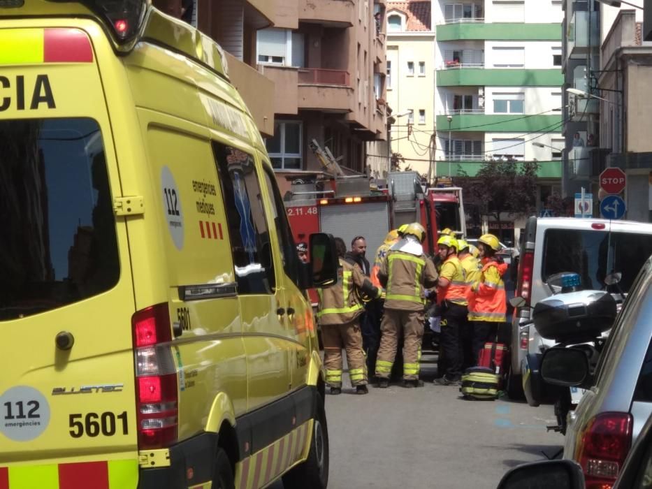 Dos paletes resulten ferits en cedir el sostre d'un local a Girona