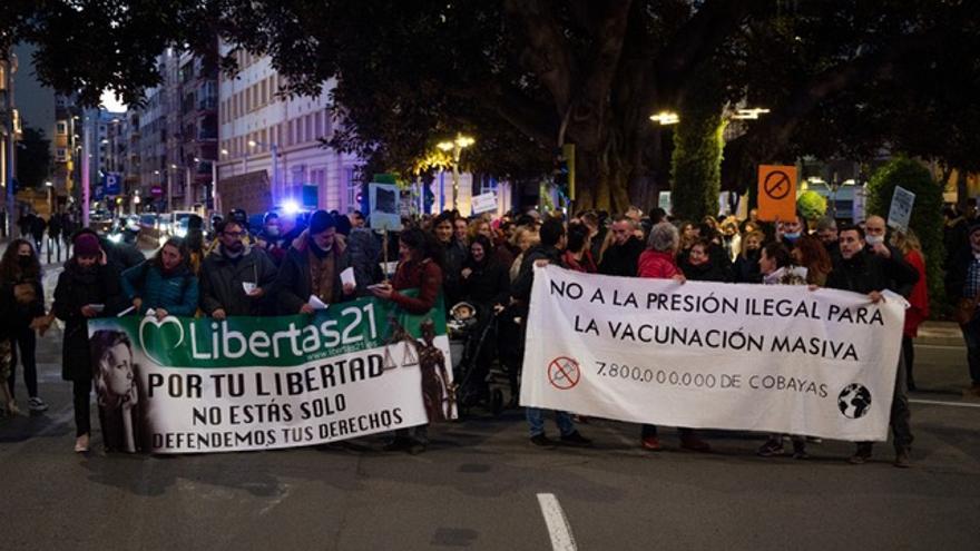 Concentración de antivacunas en Castelló: &quot;Los niños solo contagian amor y felicidad&quot;