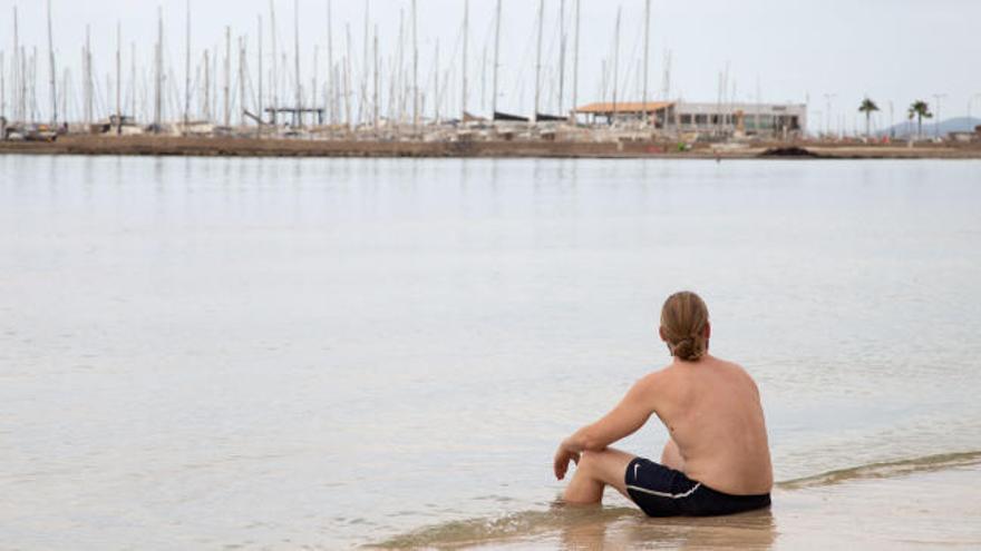 Pocos bañistas en las playas de Mallorca en el primer día de la fase 2 de la desescalada por el coronavirus