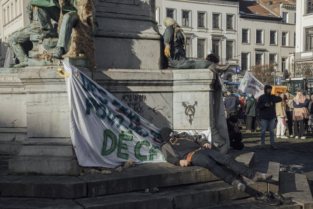 Agricultores en la Place du Luxemburgo durante una protesta en Bruselas, Bélgica, el jueves 1 de febrero de 2024. Al menos 1.300 tractores obstruyeron las calles de Bruselas, cerca de las instituciones de la Unión Europea, el jueves por la mañana mientras los agricultores organizaban una protesta dirigida a los líderes del bloque que se reunían cerca para una cumbre.