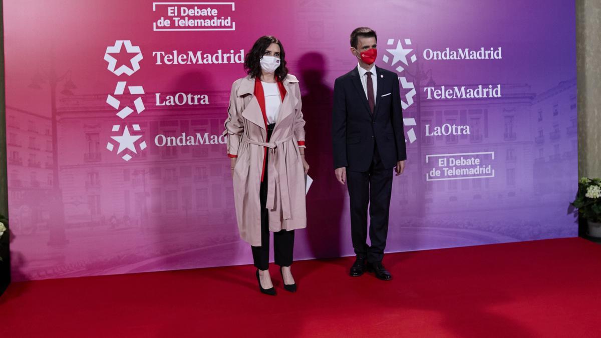 La presidenta de la Comunidad de Madrid, Isabel Díaz Ayuso, y el director de Telemadrid, José Pablo López.