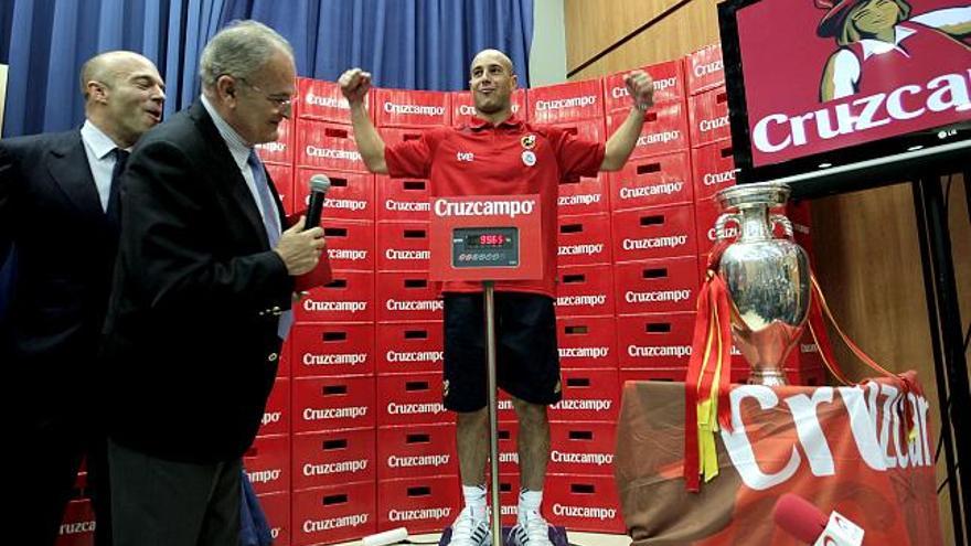 El portero de la selección española Pepe Reina en un acto de pesaje por el cual los jugadores del conjunto nacional han recibido su peso en cerveza como consecuencia de la promesa realizada por un patrocinador durante la pasada Eurocopa.