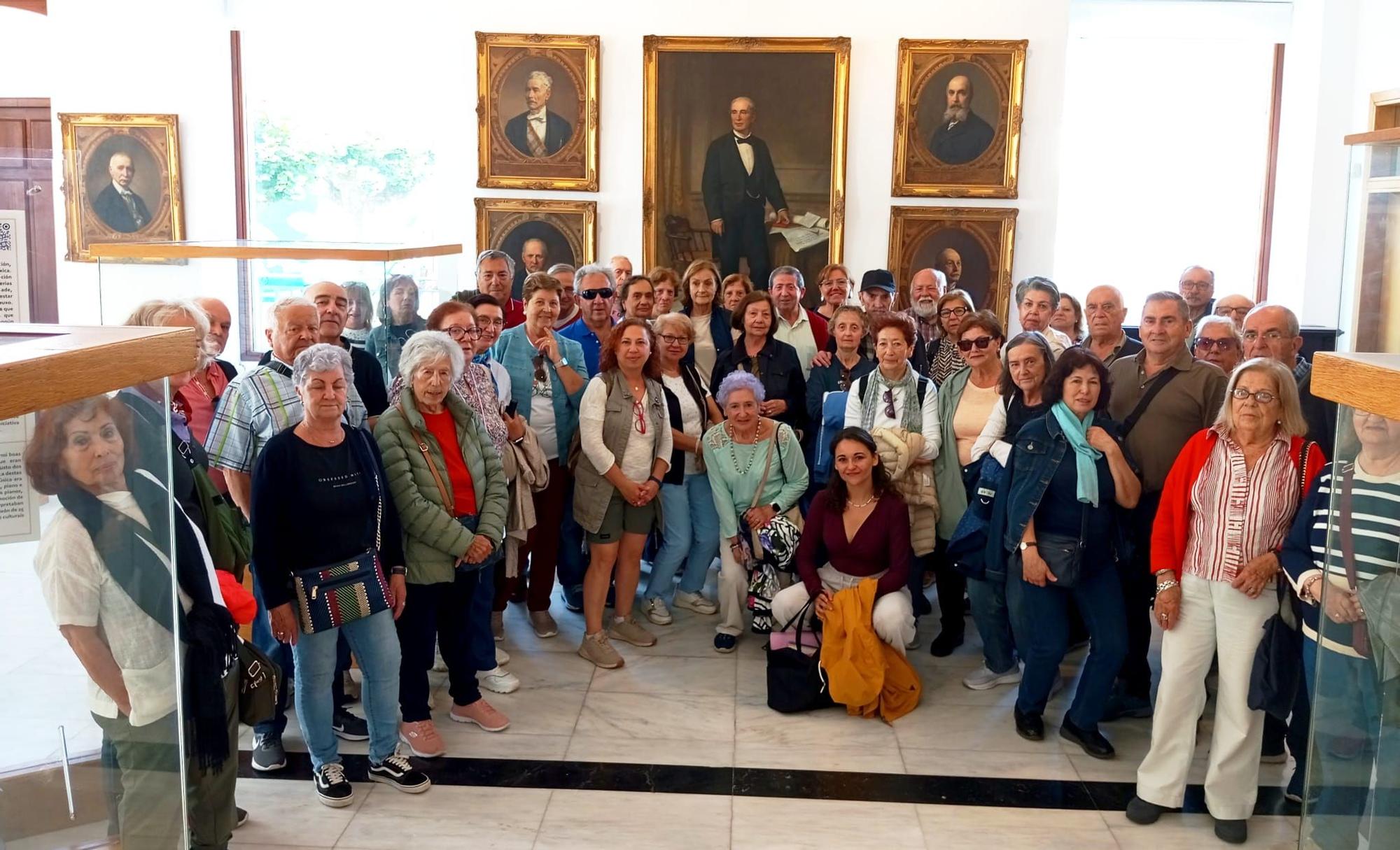 Grupo de visitantes procedentes de Madrid no Museo Fernando Blanco, de Cee.