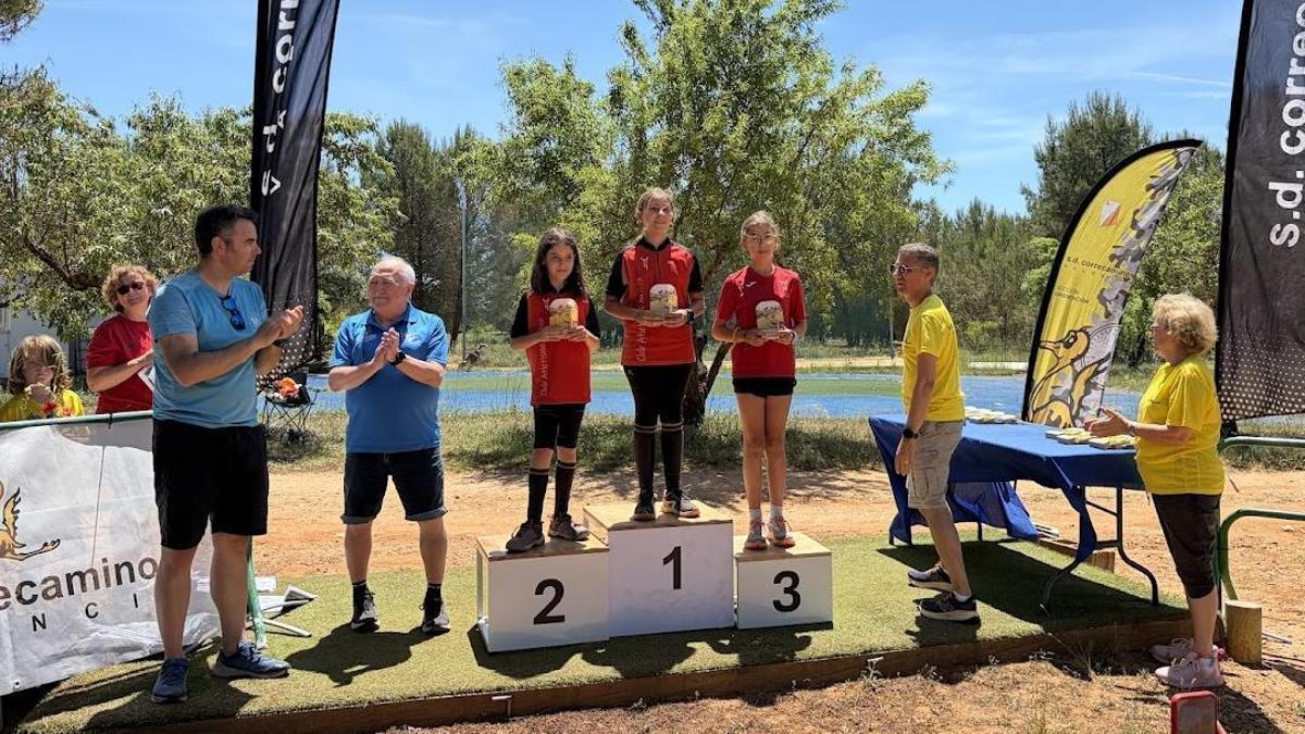 Tres atletas del CAX Orientació copan el podio de la categoría alevín femenina, en la prueba de Requena.