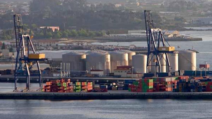 Los depósitos de hidrocarburos de Ferrazo, en el Puerto de Vilagarcía.