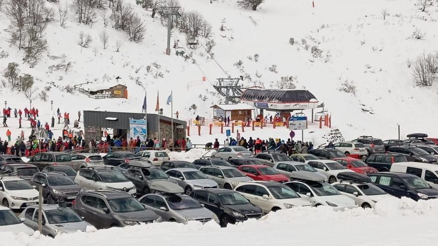Las estaciones de esquí reunieron a más de 7.600 usuarios el primer fin de semana de la campaña invernal