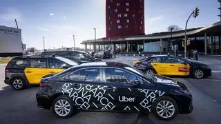 Élite Taxi propone convertir todos los VTC en licencias temporales de taxi para evitar la judicialización de la ley