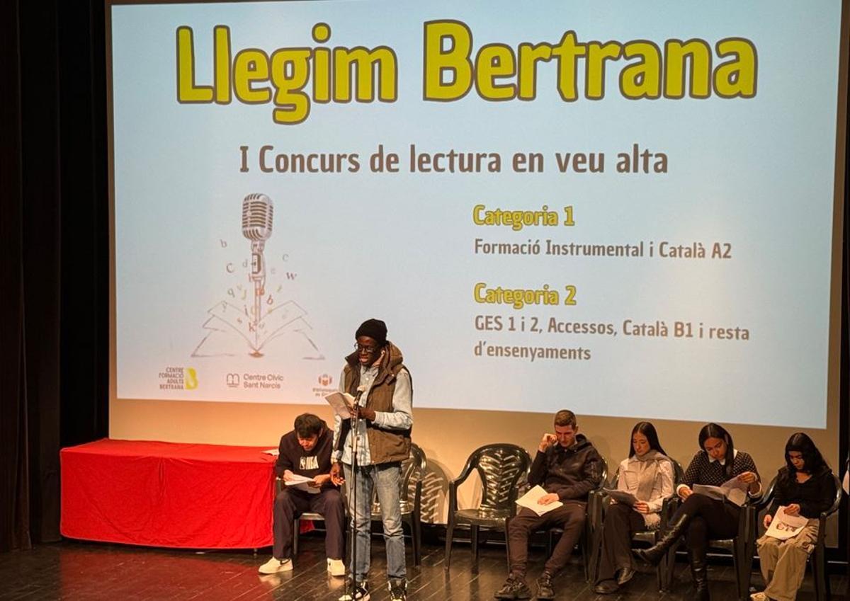 Un moment de l'acte del CFA Bertrana al teatre del Centre Cívic de Sant Narcís.