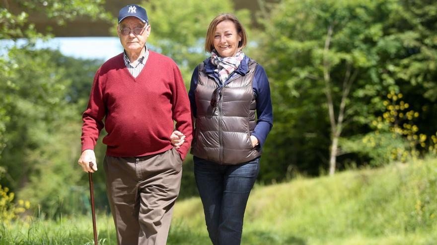 Manuel Monteserín, junto a su hija Mariví, en la senda del río Magdalena hace una década. | RICARDO SOLÍS