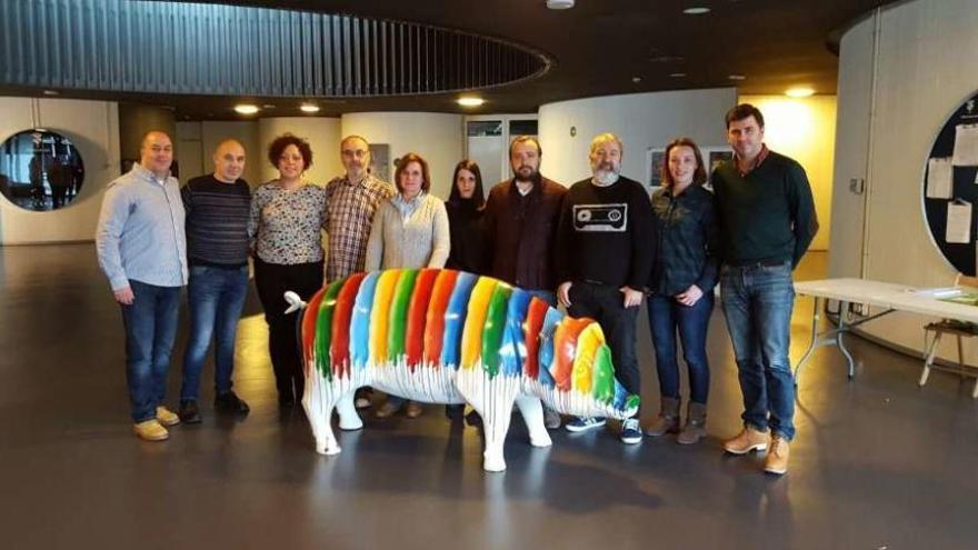 Asistentes a la reunión preparatoria del Cocido do Orgullo que tuvo lugar ayer en el consistorio.