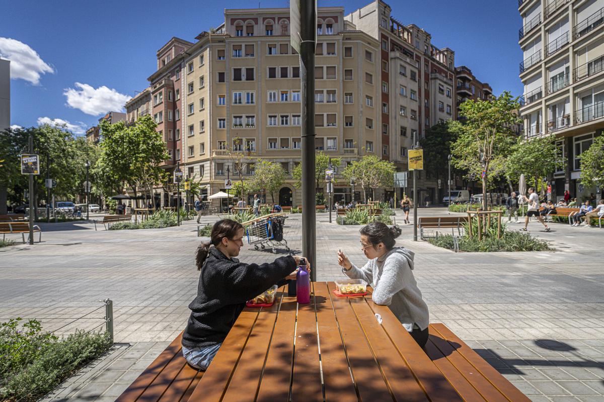 Barcelona 02/05/2024 Barcelona. Comercios, bares y vecinos de la zona Consell de Cent con Borrell, tras sentencia que obliga a desmantelar las obras hechas. AUTOR: MANU MITRU