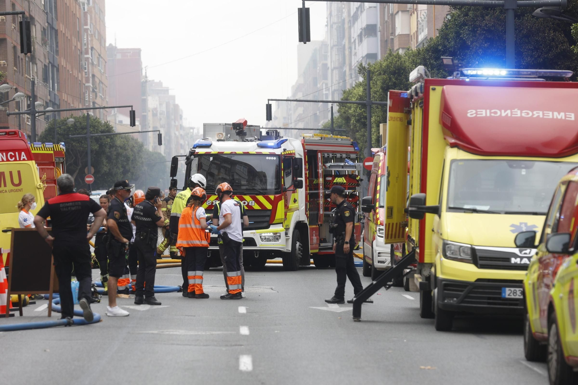 El incendio en la avenida del Puerto de València, en imágenes