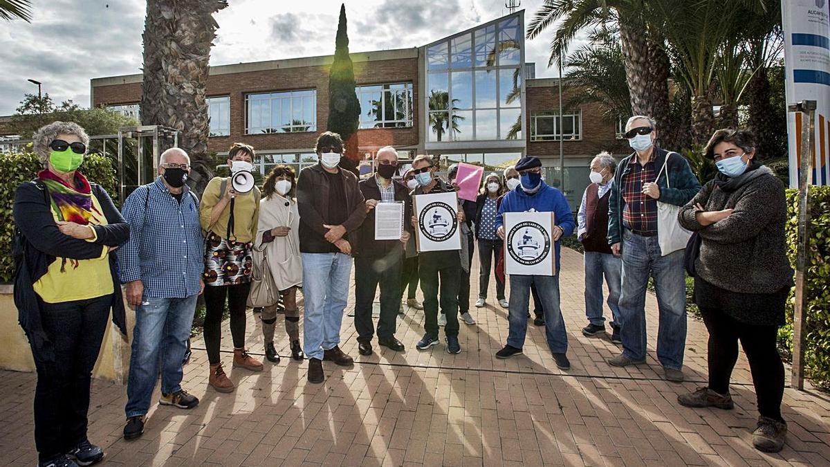 Un instante del acto convocado ayer frente a la sede de la Autoridad Portuaria de Alicante. | PILAR CORTÉS