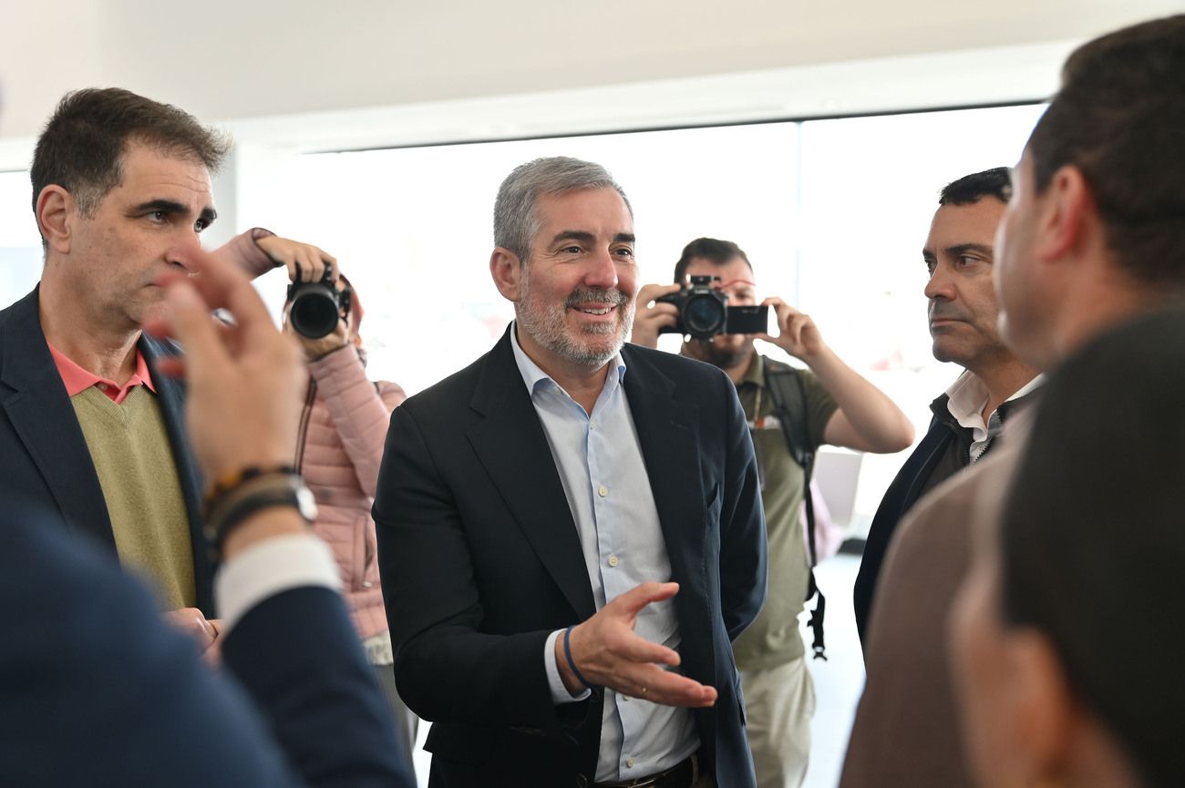 Fernando Clavijo visita la nueva terminal del Puerto de Playa Blanca