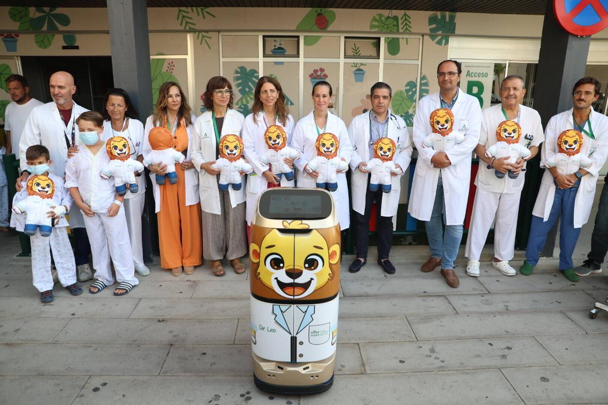 Así es Leo, el nuevo robot que canta, felicita cumpleaños y regala chucherías y sonrisas a los niños del Reina Sofía
