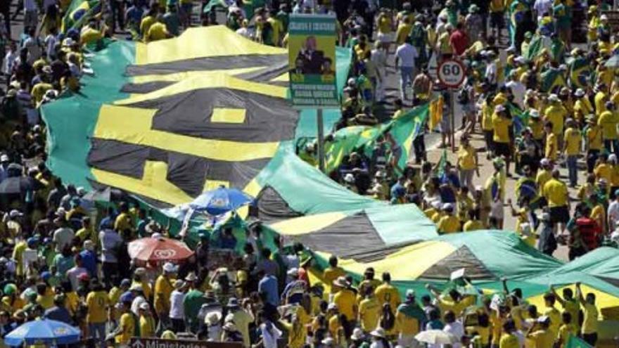 Miles de brasileños se echan a la calle para protestar contra la situación política