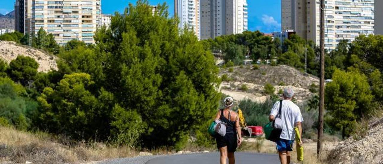 Imagen de uno de los caminos que, en un año, serán urbanizados y convertidos en avenidas entre la Vía Parque y la playa de Poniente.