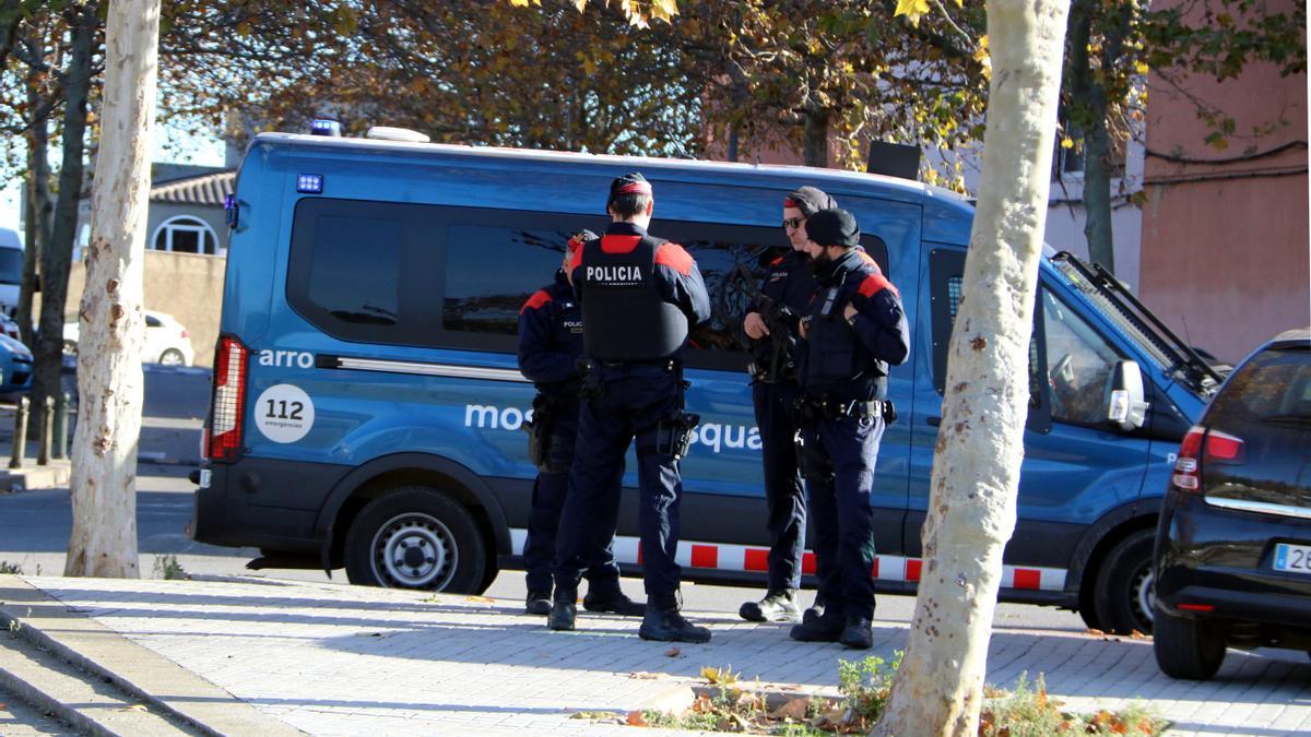 Agents de l&#039;ARRO dels Mossos durant un operatiu al Culubret de Figueres.