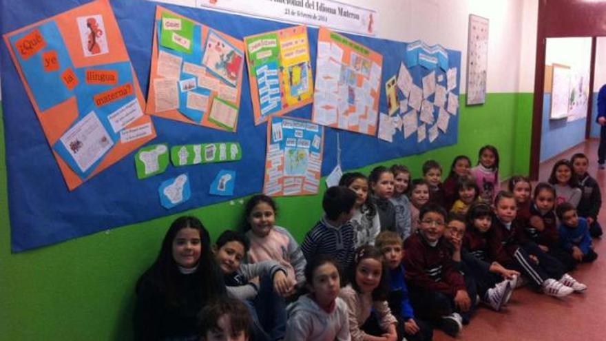 Los alumnos de Llingua Asturiana del colegio La Ería, con el mural detrás.