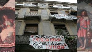 Una de las fincas del Gòtic cuyos vecinos denuncian acoso inmobiliario y dos pinturas de su interior.