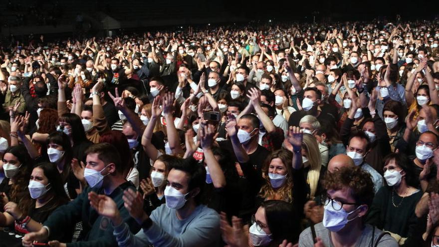 El públic del concert pilot de Love of Lesbian al Palau Sant Jordi