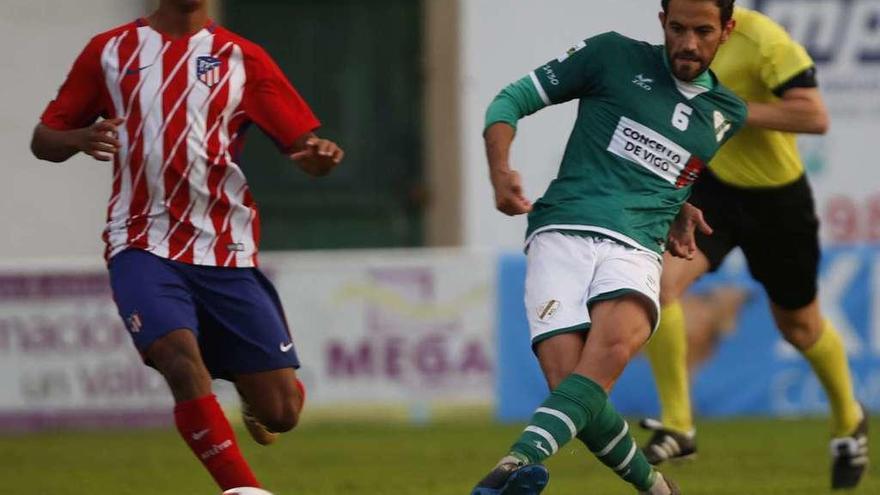 Mateo Míguez, uno de los más destacados del partido de ayer, golpea el balón. // R. Grobas