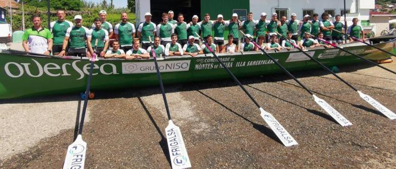 Tripulaciones y equipos técnicos de las traineras A y B de la Sociedad Deportiva Samertolaméu. |  // SANTOS ÁLVAREZ