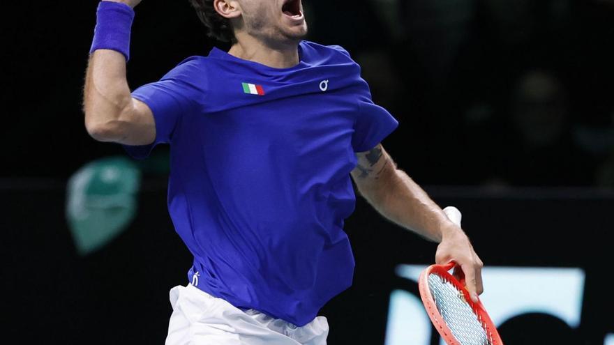 Flavio Cobolli celebra la Copa Davis tras su victoria frente a Jaume Munar. | EFE