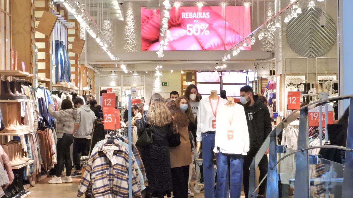 Gente comprando en una tienda durante las rebajas de enero en Galicia. // Fernando Casanova