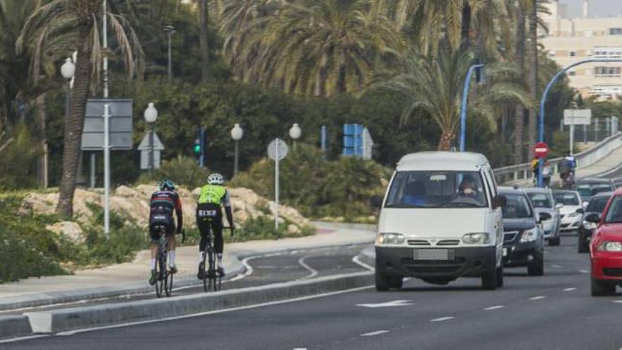 Ciclistas circulan por el carril bici de la avenida de Elche.