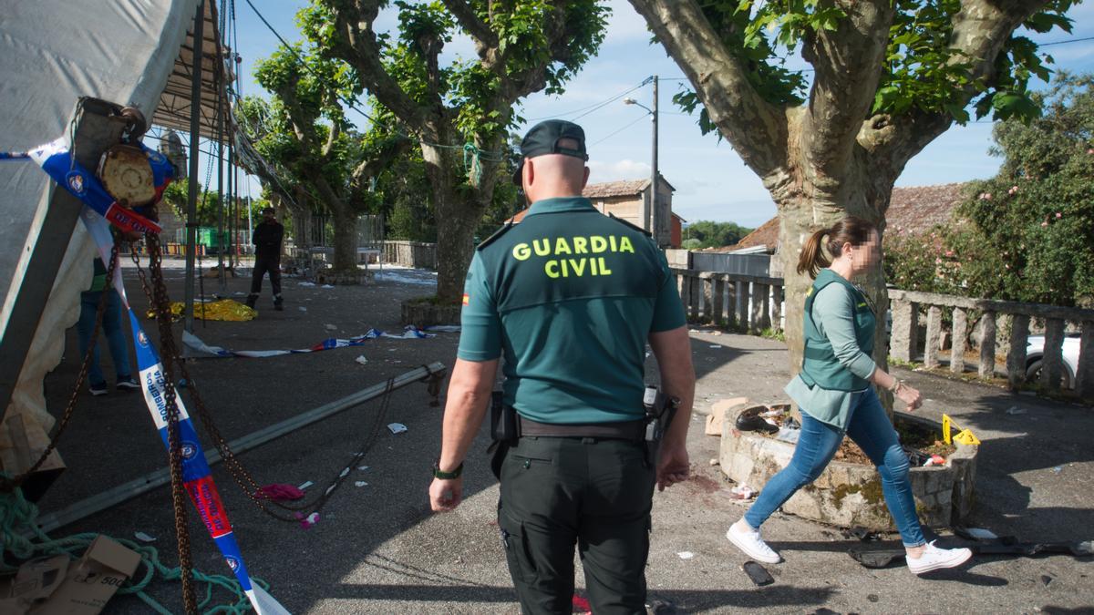 Beamte der Guardia Civil stehen im Festplatz in Vilanova de Arousa, wo eine Rentnerin während eines Volksfestes mit ihrem Wagen in eine Menschenmenge gefahren ist. Bei dem Unfall seien in der Nacht auf Montag elf Menschen verletzt worden, teilte der Notdienst der Region Galicien am Montag mit.