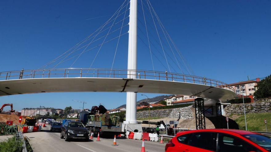 El &quot;arpa&quot; de Santullano, ayer, con todos los pilares retirados o desenganchados de la pasarela.