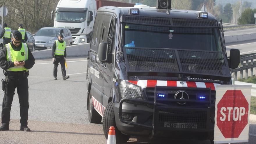 Controls policials en un dels accesos a Igualada en el primer dia de confinament