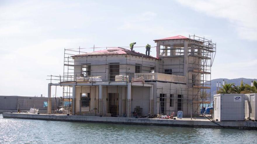 Trabajos de rehabilitación ayer en el edificio del Club Marítimo del Molinar.  | GUILLEM BOSCH